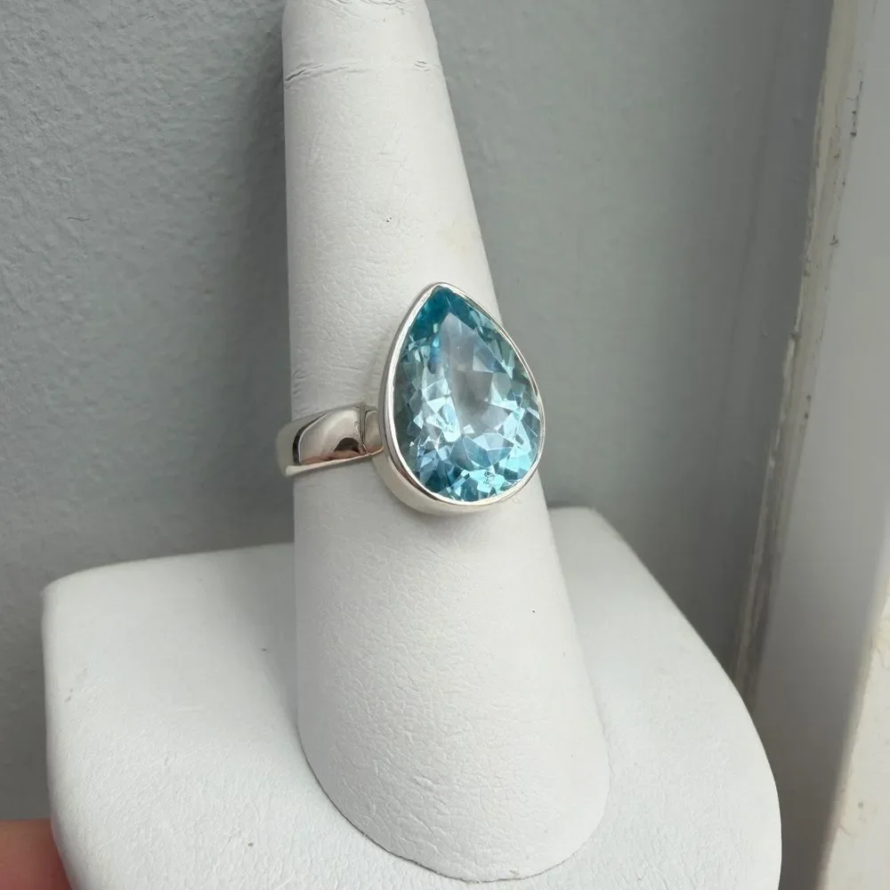 NWT 10x14mm faceted pear cut blue topaz solitaire ring in sterling silver!‎